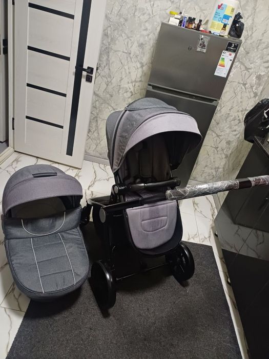 Продаётся фирменный коляска 2в1