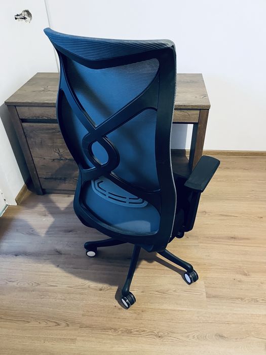 Продавам стол и бюро в отлично състояние, може и по отделно.