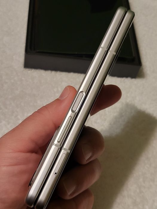 Samsung Galaxy Z Fold 3 - Beige 256 GB cu un mic defect