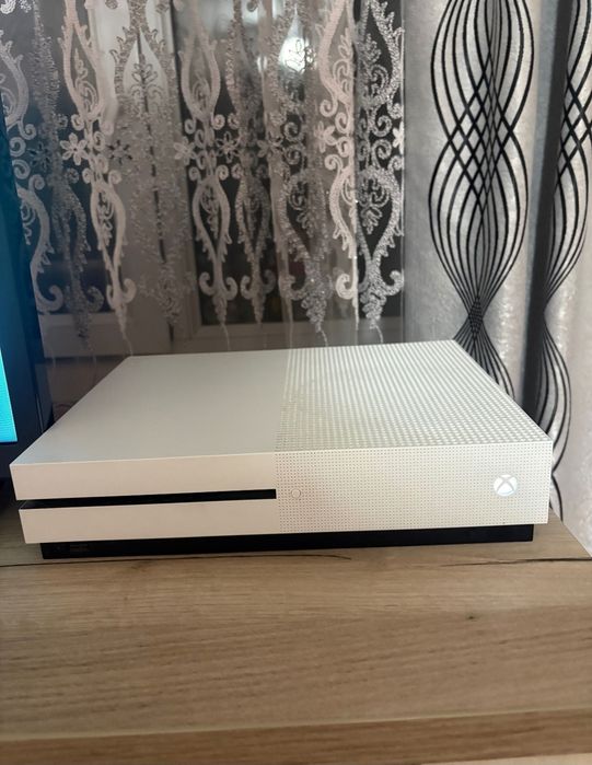 Xbox One S +4 controllere