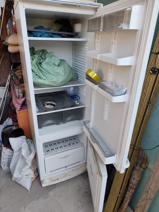 Продаются газ плиты и холодильники оптом.