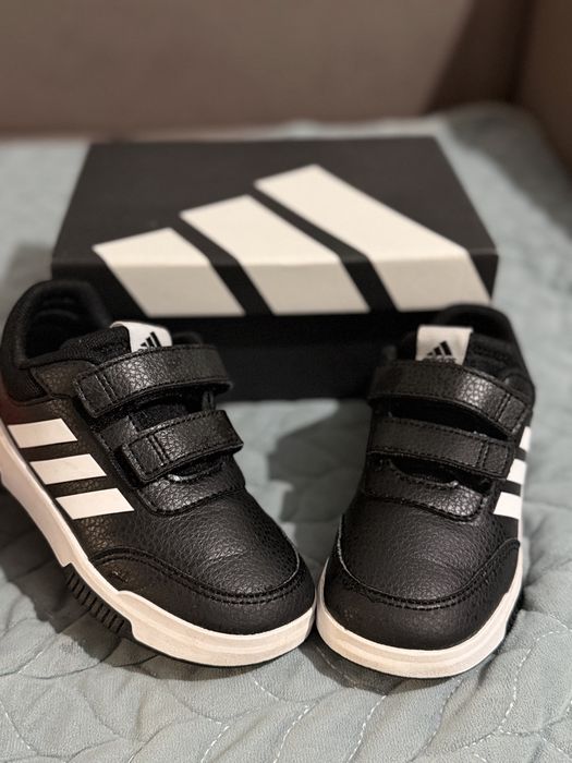 Продам детские кроссовки Adidas