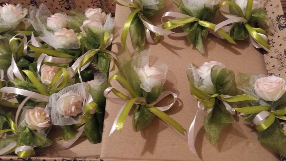 Rochie si buchet mireasa ,flori si cocarde superbe,cutii praji