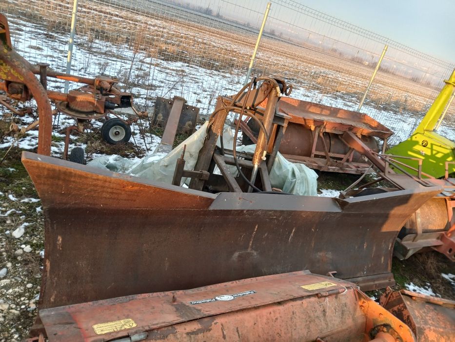 Lama zăpadă în fata la tractor