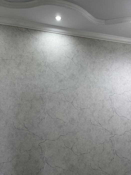 Отделочные работа Клеем обои.