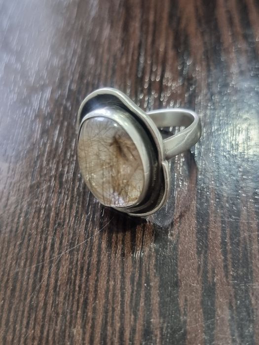 Кольцо с натуральным камнем волосатик