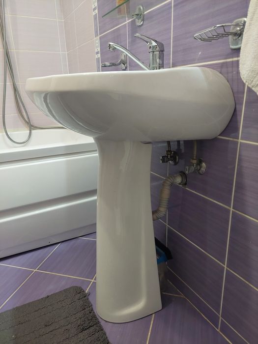 Lavoar ceramic cu picior si baterie