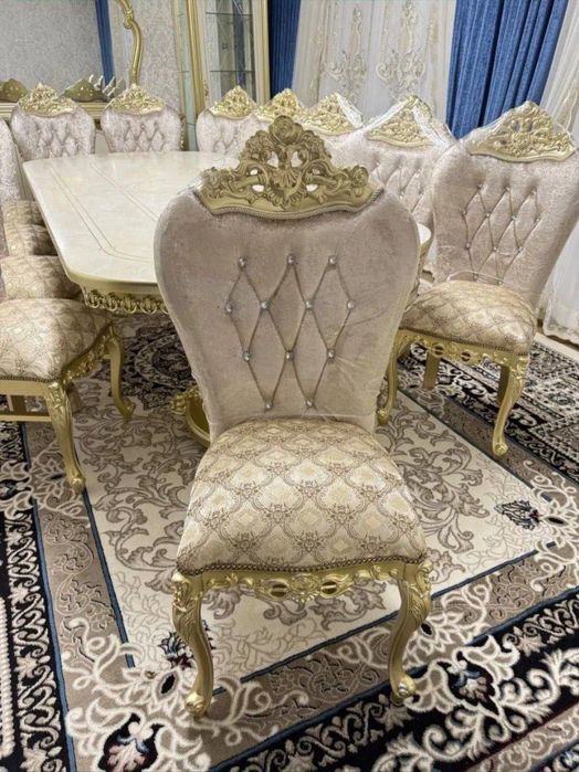 Продам гостиной стол со стульями.