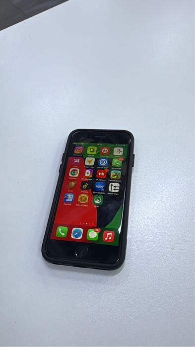 Iphone SE в отличном качестве коробка есть