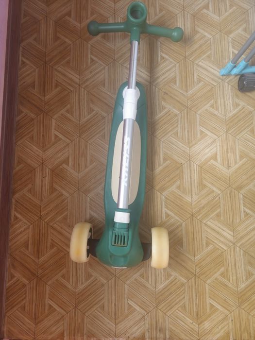 Самокат трехколесный