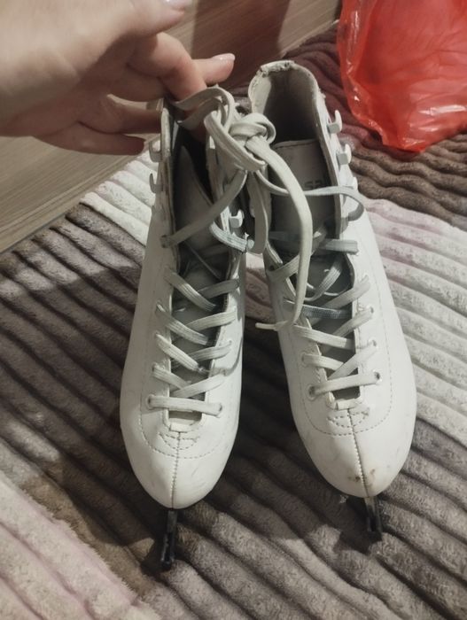 Коньки фигурные продаю