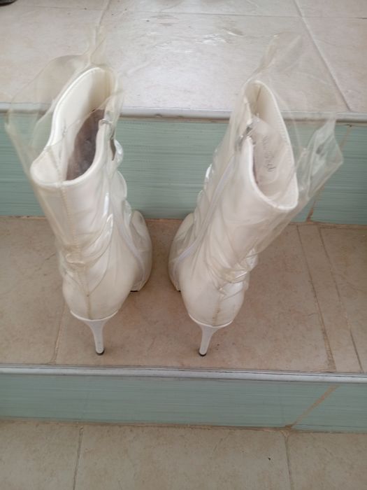 Бели дамски ботуши