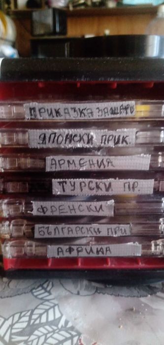 Продавам  касети с детски приказки и песнички  или  на CD-мр3