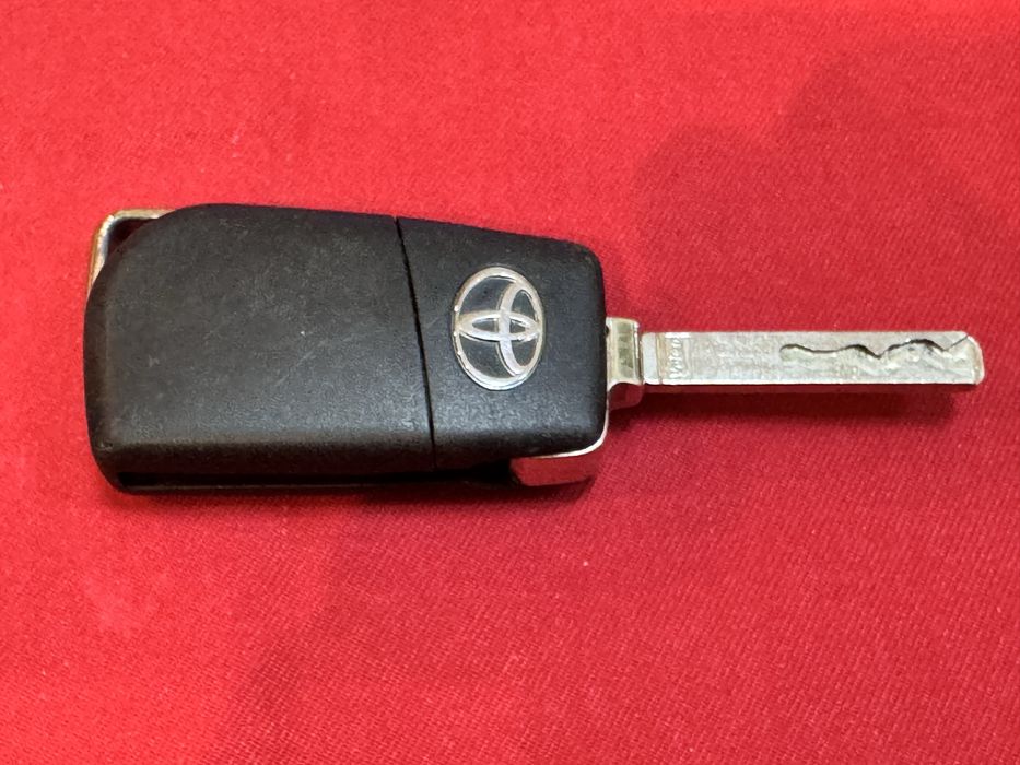 Ключ за Toyota  Rav 4  Corola Auris Yaris оригинален стъваем с 3бутона