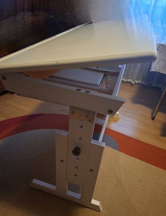 Set birou reglabil + bibliotecă albă – ideale pentru cameră copil