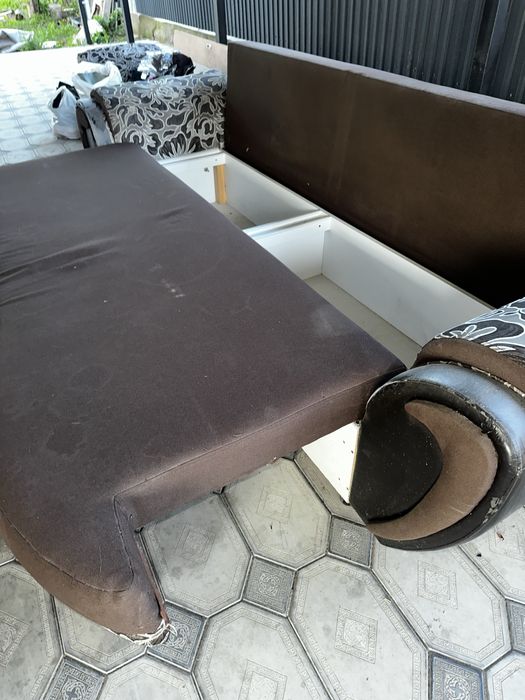 Диван с подушками