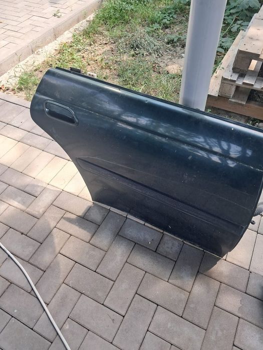 Продам заднюю правую дверь на  Субару