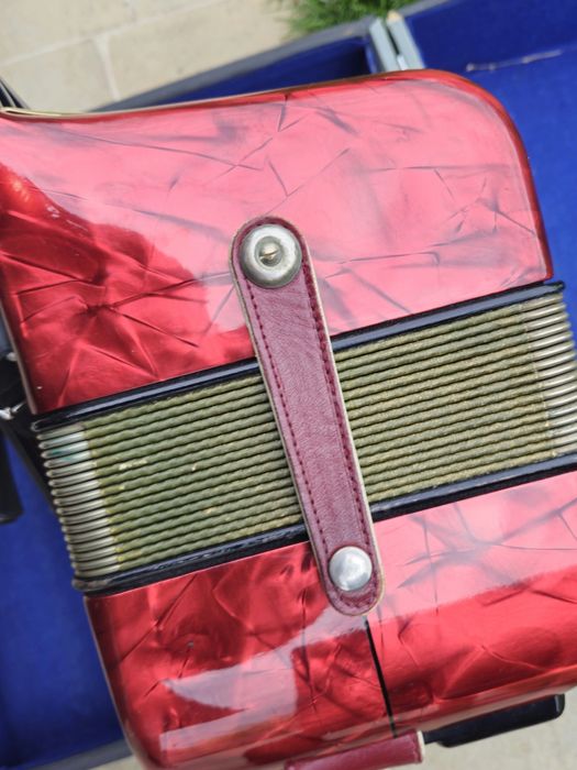 Vând acordeon Hohner Concerto 2 cu 72 basi   roşu sidefat