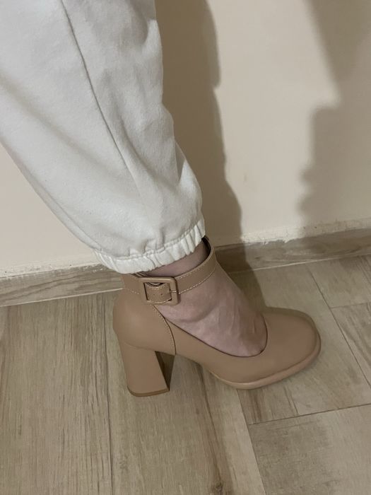 Дамски обувки на висок ток