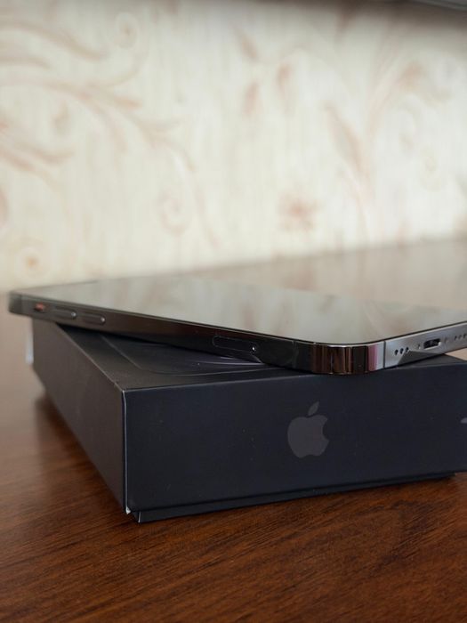 Продаю Айфон 12 про