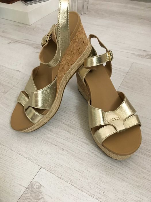 UGG сандали в златисто 39