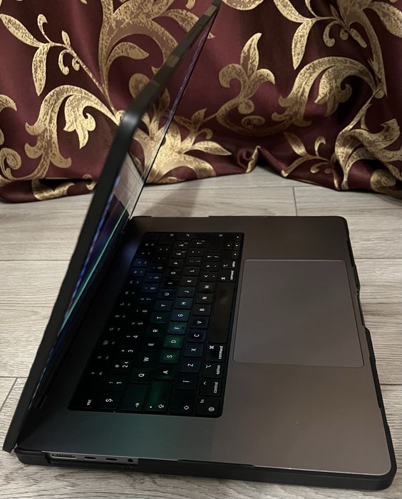 MacBook Pro 16” M1 Pro | 32 GB RAM | 1 TB SSD | Husă SUPCASE