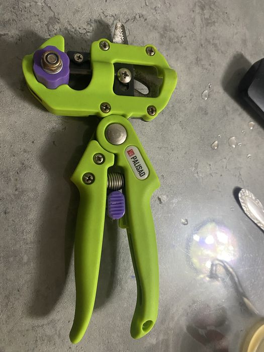 Прививочный секатор .