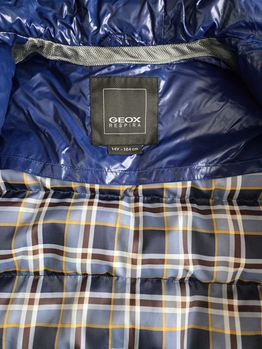 Детско яке GEOX / 13 - 14 г. Перфектно състояние с лек дефект