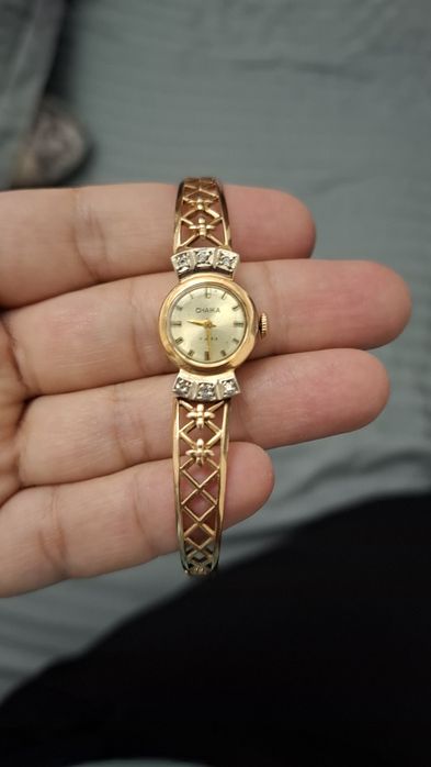 Бриллиант кузли тилла соат сотилади