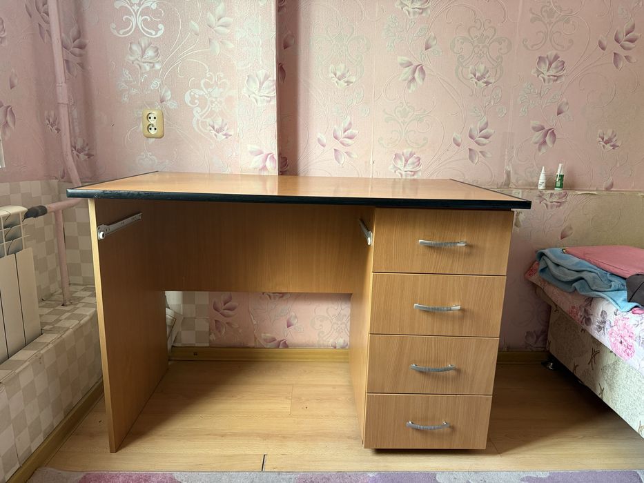 Продам письменный стол, полки рабочие. Цена договорная.
