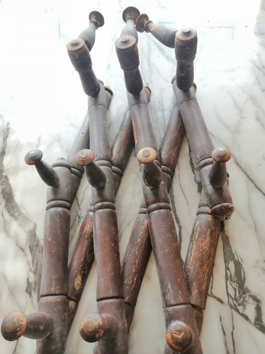 Продавам стари дървени закачалки