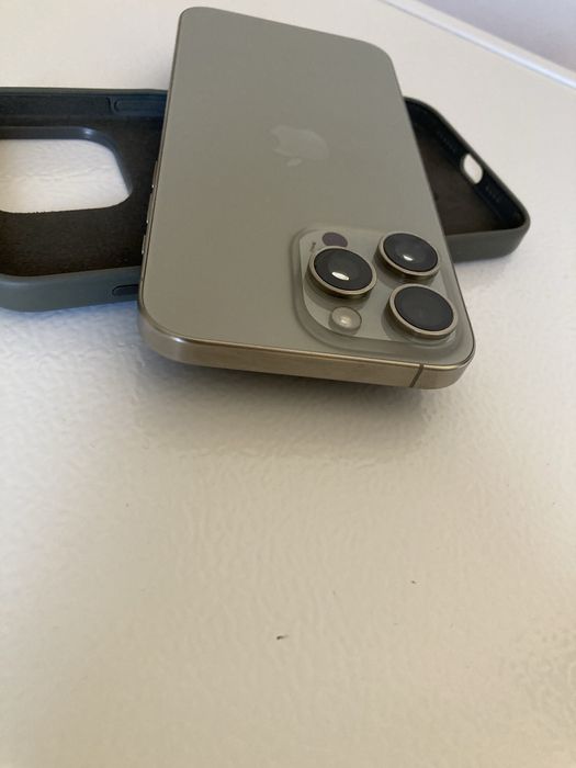 iPhone 15 pro max ca NOU 90%bat liber de rețea