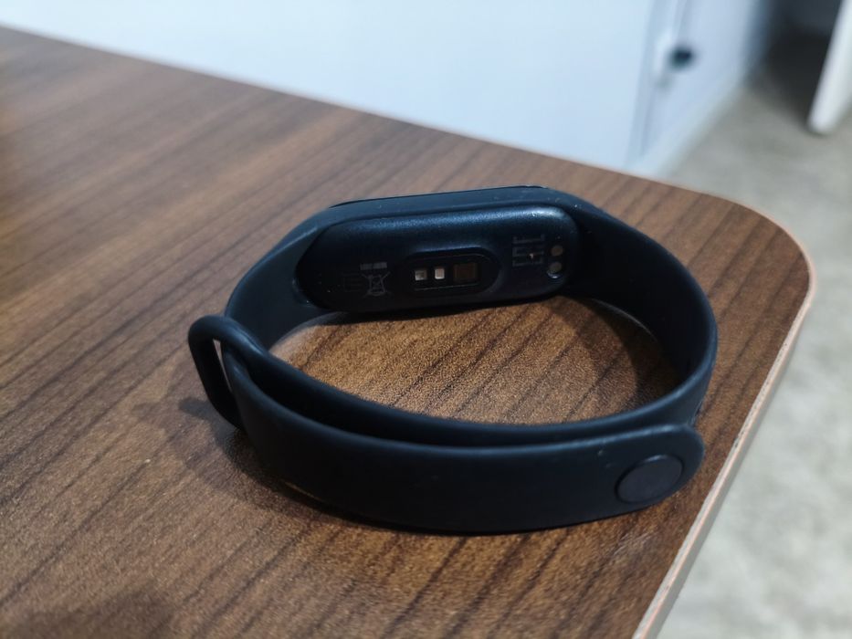 Продаётся фитнес браслет Xiaomi Mi Band 6