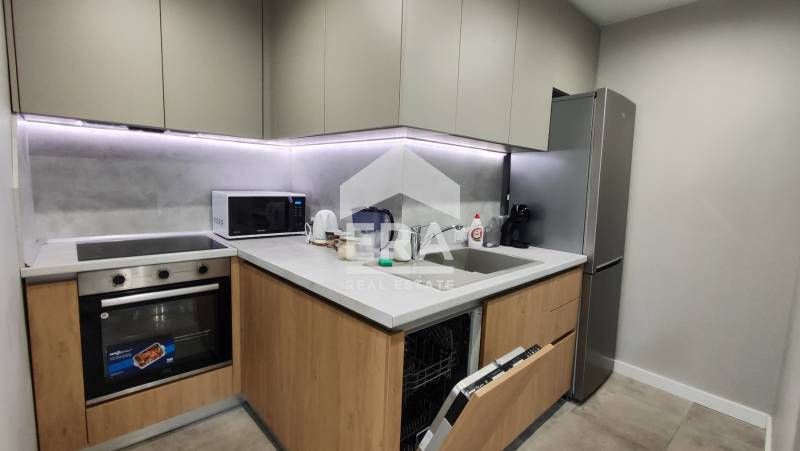 Продава се Тристаен апартамент в Варна, Спортна зала - 95 кв.м за 10 €/кв.м - Снимка #4