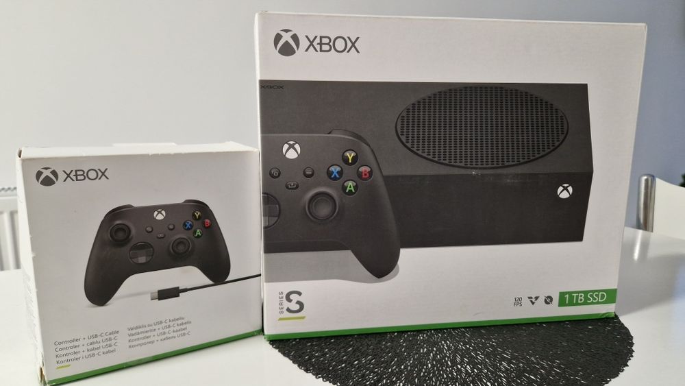 Xbox series S 1tb  +2 controllers