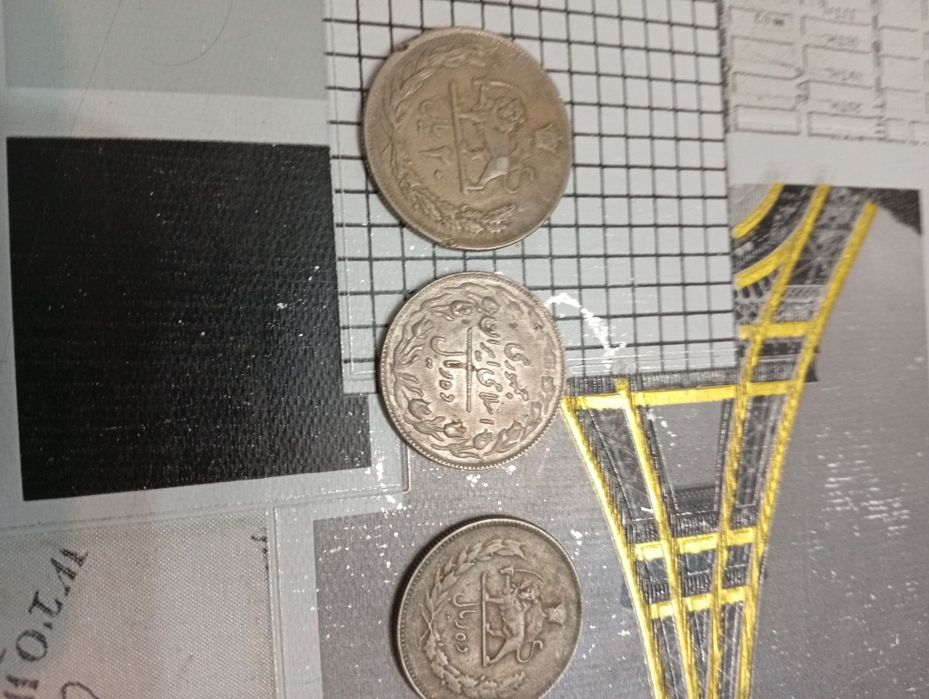 Монети три броя сребърни.