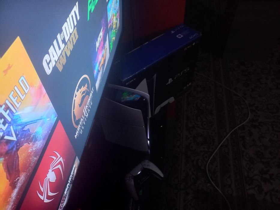 PS5 slim holati ideal tiniq 1TB hotirasi o'yinlar yozigan karobka bor.