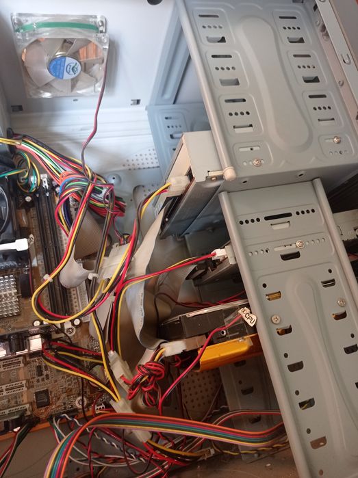 Продам компьютер старый всё на месте