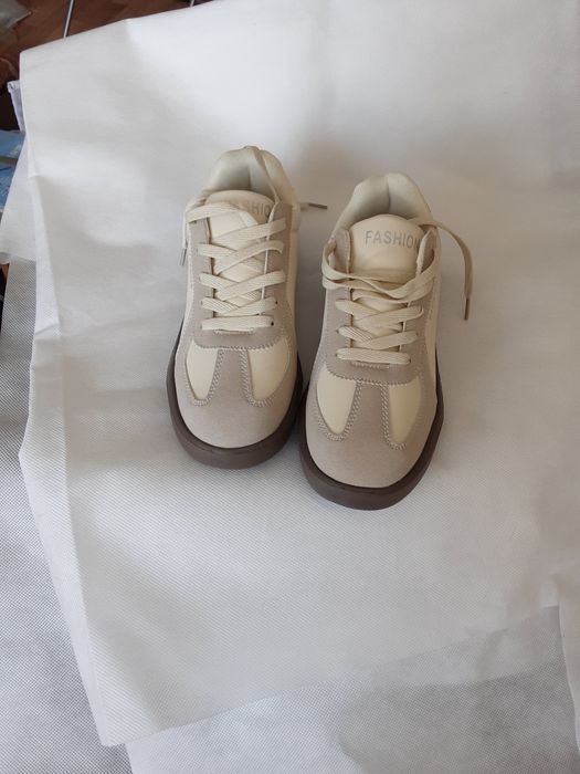 Кроссовки женские