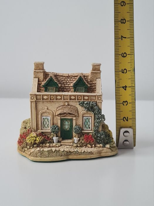 Колекционерска фигурка Lilliput Lane Pineapple Spa