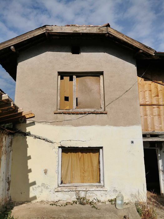Продавам двуетажна къща в село Едрево, община Стара Загора