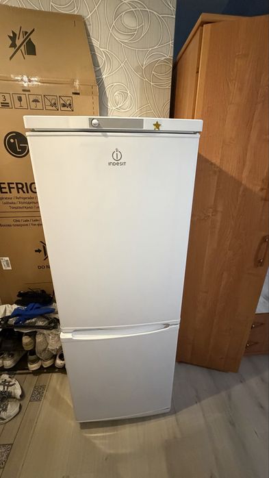 Продам холодильник Indesit