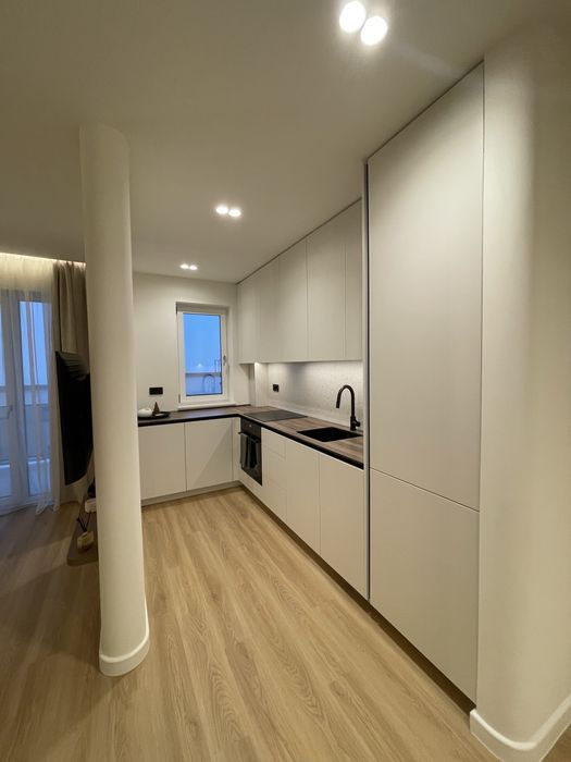 Proprietar. Vand apartament, finisat si mobilat, doua camere. Floresti