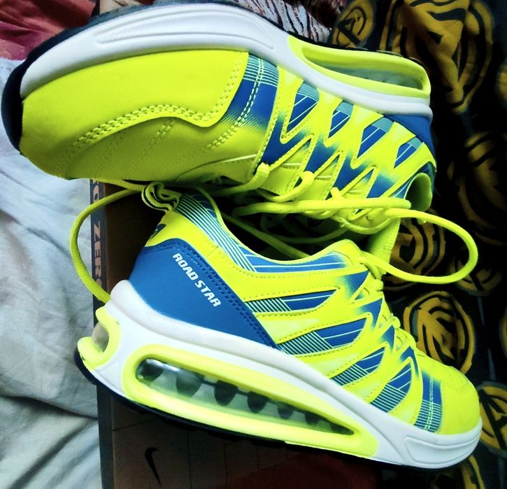 Adidași Road Star.