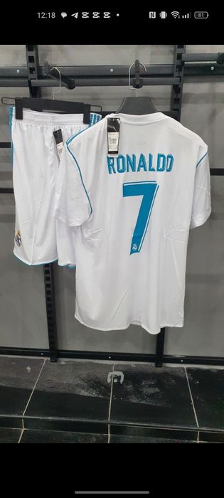 Футбольная форма и бутсы