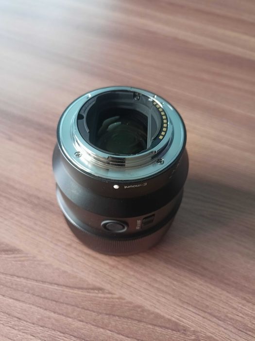 продам объектив Sony FE 85mm f/1.8