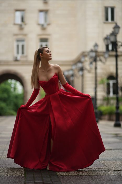 Червена абитуриентска рокля – с ръкавици и дълбока цепка, като нова