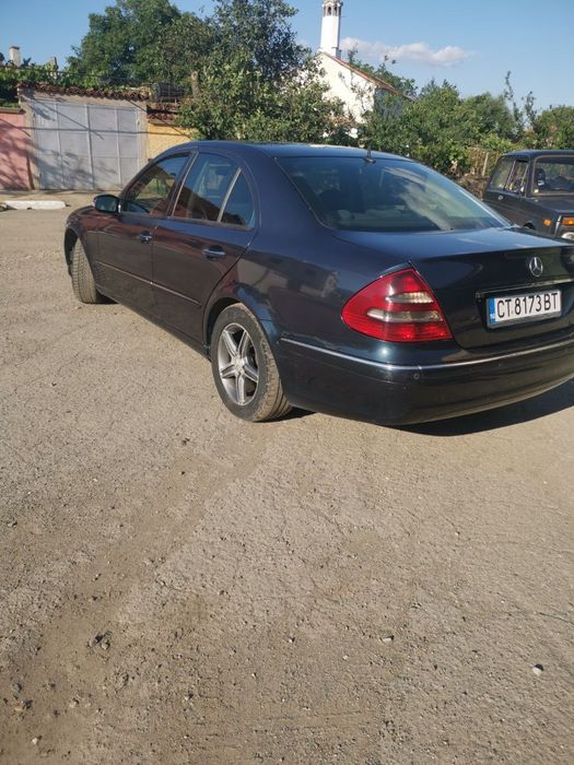 Продавам Мерцедес Е класа