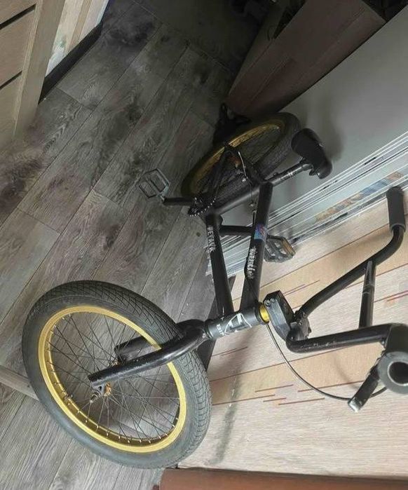 Велосипед BMX в нормальном
СОСТОЯНИИ