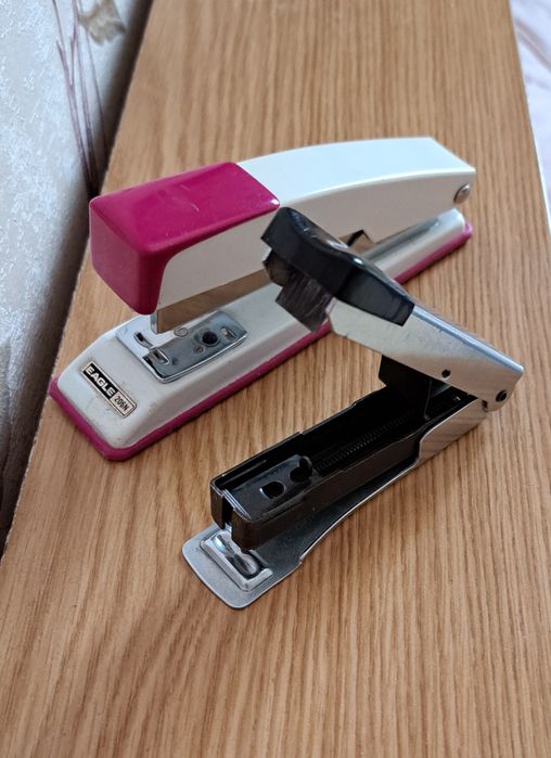 Степлер  для бумаги ,  рабочий , дефектов нет  , состояние отличное